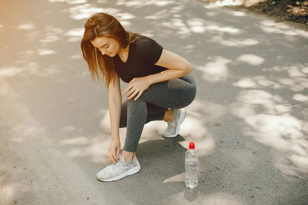 Beautiful sportsgirl in a summer sunny park — 스톡 사진