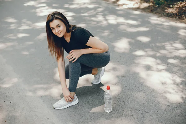 Hermosa deportista en un parque soleado de verano —  Fotos de Stock