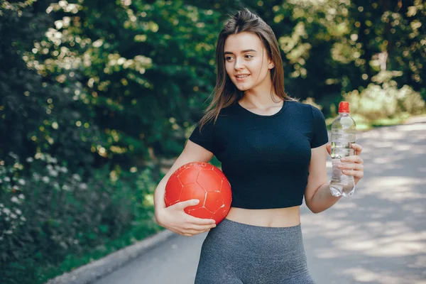 Güneşli bir parkta güzel bir sporcu kız — Stok fotoğraf