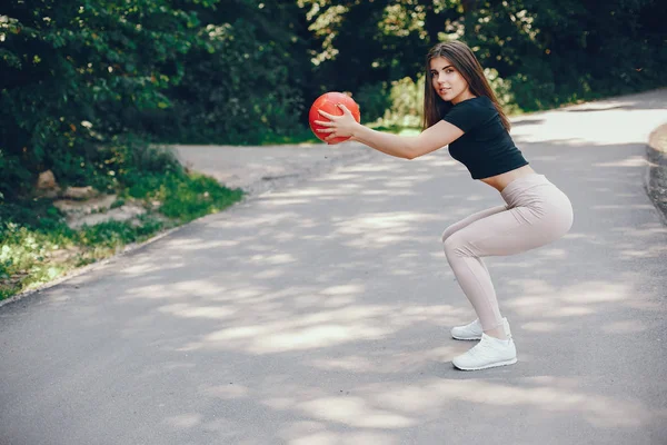 Güneşli bir parkta güzel bir sporcu kız — Stok fotoğraf