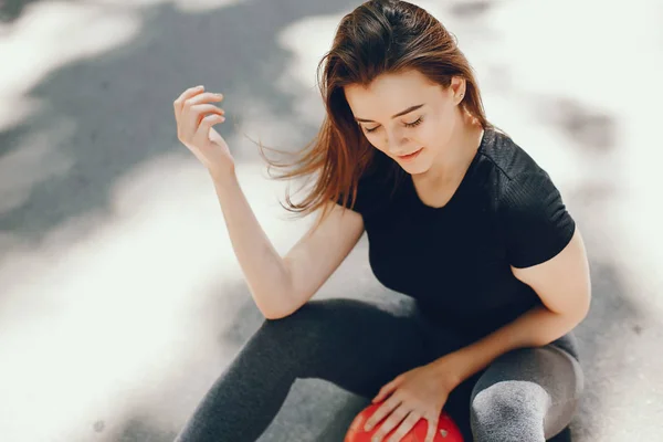 Hermosa deportista en un parque soleado de verano —  Fotos de Stock