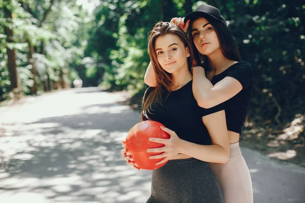 Belles sportives dans un parc ensoleillé d'été — Photo