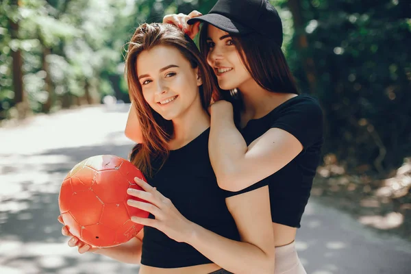Девочки в летнем солнечном парке — стоковое фото