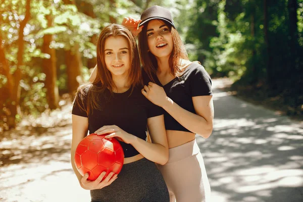 Lindas sportsgirls em um verão ensolarado parque — Fotografia de Stock