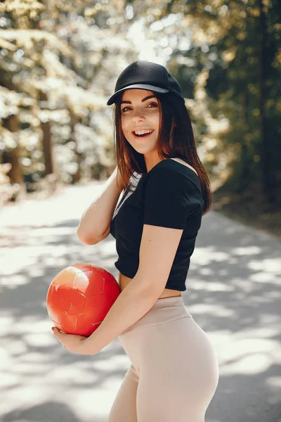 Bonita sportsgirl em um verão ensolarado parque — Fotografia de Stock