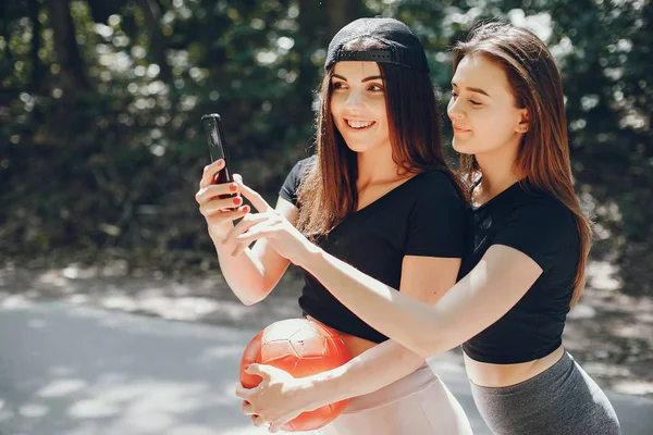 Lindas sportsgirls em um verão ensolarado parque — Fotografia de Stock