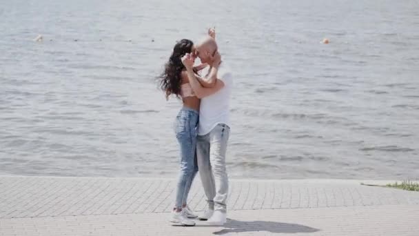 Homem e mulher ficando perto do lago abraçando uns aos outros — Vídeo de Stock