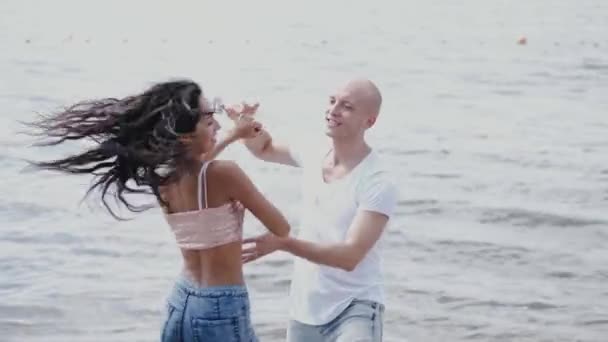 Closeup of bald man and brunette woman dancing near lake — 비디오