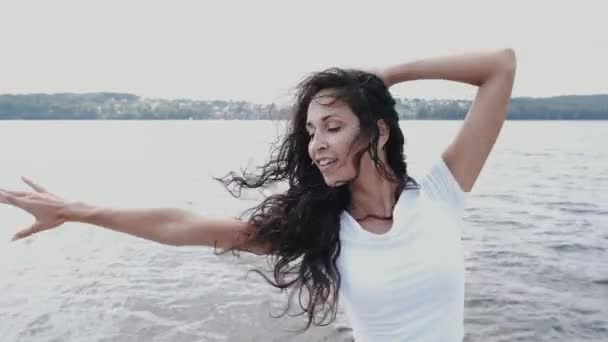 穿着白衣在外面跳舞的黑发女人的画像 — 图库视频影像