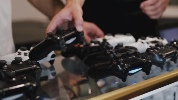 Gros plan de joisticks pour console et mains masculines à l'intérieur — Video