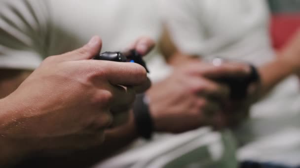 Чоловіки грають в гру на консолі у вільний час вдома — стокове відео