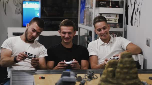 Hommes jouant à des jeux sur console le week-end à la maison — Video