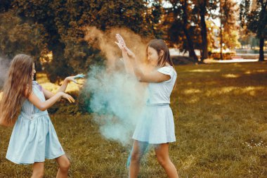 İki tatlı kız yaz parkında eğleniyor.