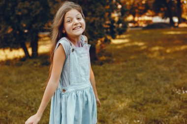 Sevimli kız bir yaz parkında eğlenin