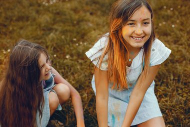 İki tatlı kız yaz parkında eğleniyor.