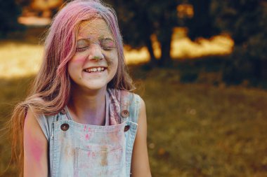 Sevimli kız bir yaz parkında eğlenin