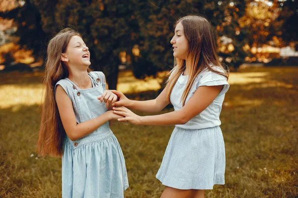 Dvě roztomilé dívky se baví v letním parku — Stock fotografie
