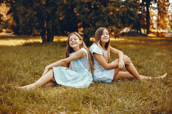 两个可爱的女孩在一个夏季公园里玩得很开心 — 图库照片