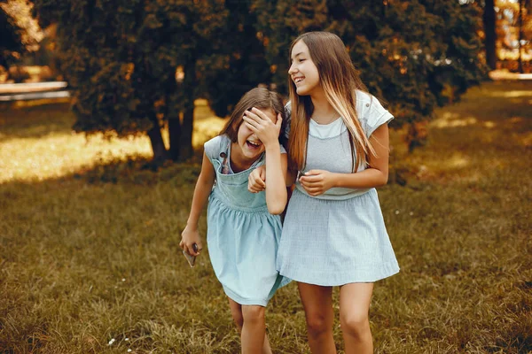 Deux jolies filles s'amusent dans un parc d'été — Photo