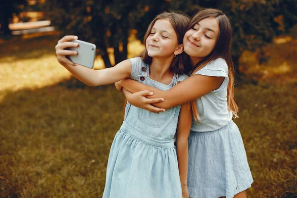 İki tatlı kız yaz parkında eğleniyor. — Stok fotoğraf