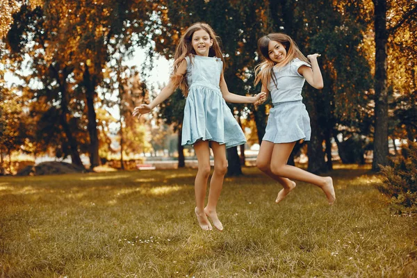 两个可爱的女孩在一个夏季公园里玩得很开心 — 图库照片