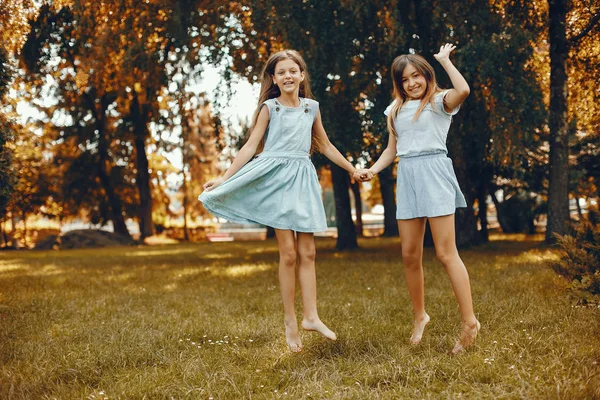 Duas meninas bonitos se divertir em um parque de verão — Fotografia de Stock