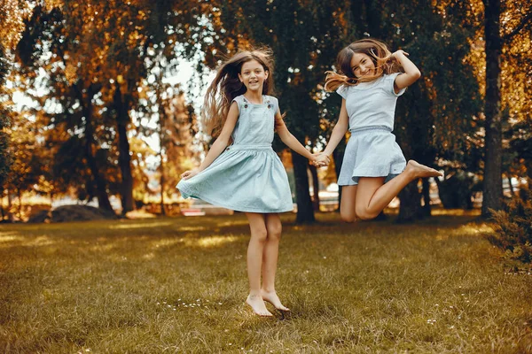 Deux jolies filles s'amusent dans un parc d'été — Photo