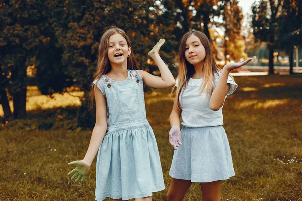 Две милые девушки веселятся в летнем парке — стоковое фото