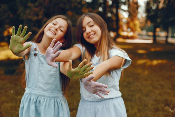 Due ragazze carine si divertono in un parco estivo — Foto Stock