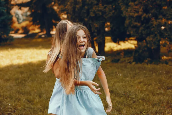 Duas meninas bonitos se divertir em um parque de verão — Fotografia de Stock