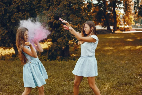 Deux jolies filles s'amusent dans un parc d'été — Photo