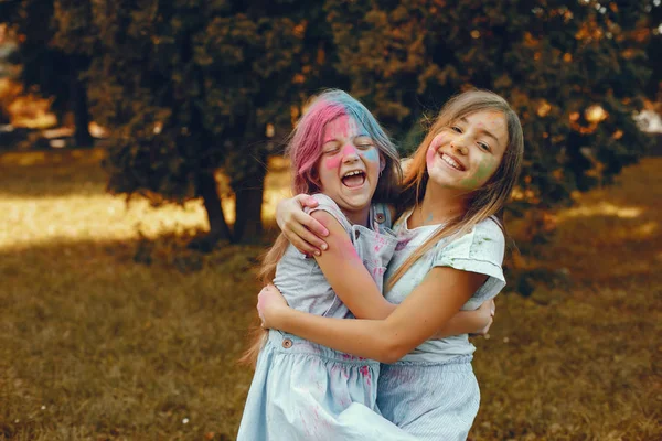 Дві милі дівчата розважаються в літньому парку — стокове фото