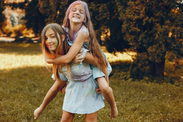 Zwei süße Mädchen haben Spaß in einem Sommerpark — Stockfoto