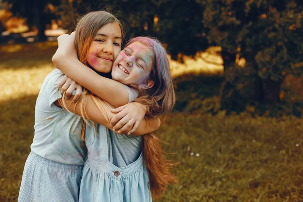 Due ragazze carine si divertono in un parco estivo — Foto Stock