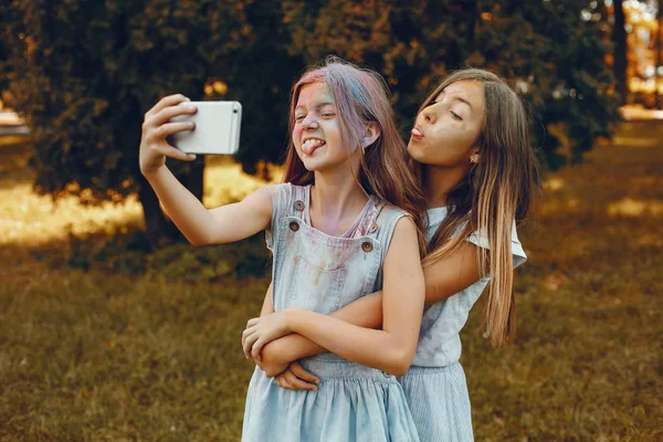 Due ragazze carine si divertono in un parco estivo — Foto Stock