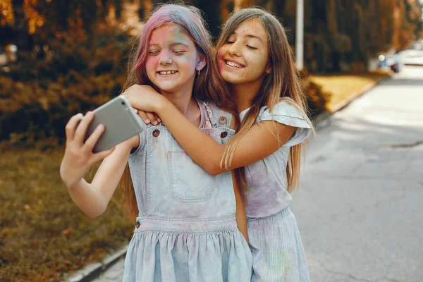 İki tatlı kız yaz parkında eğleniyor. — Stok fotoğraf