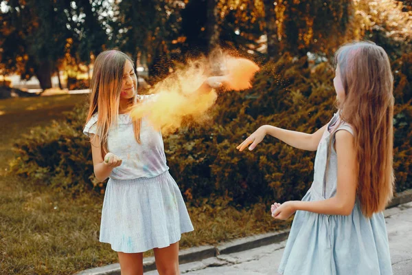 Due ragazze carine si divertono in un parco estivo — Foto Stock