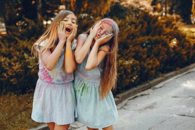 İki tatlı kız yaz parkında eğleniyor.