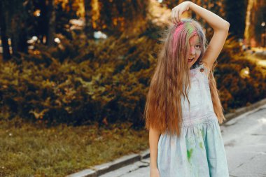 Sevimli kız bir yaz parkında eğlenin