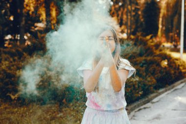 Sevimli kız bir yaz parkında eğlenin