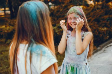 İki tatlı kız yaz parkında eğleniyor.