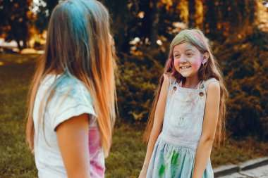 İki tatlı kız yaz parkında eğleniyor.