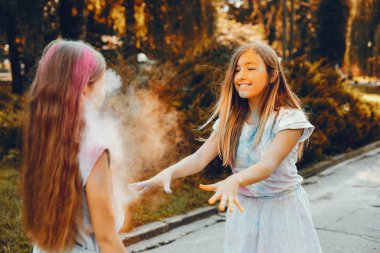 İki tatlı kız yaz parkında eğleniyor.