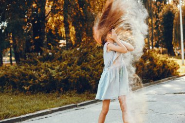 Sevimli kız bir yaz parkında eğlenin