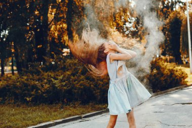 Sevimli kız bir yaz parkında eğlenin