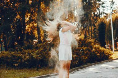 Sevimli kız bir yaz parkında eğlenin