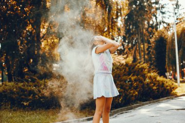 Sevimli kız bir yaz parkında eğlenin