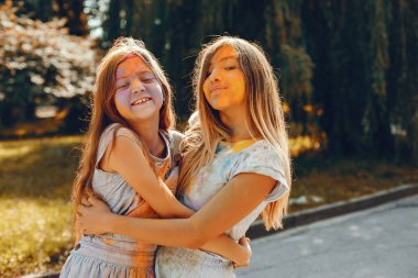 İki tatlı kız yaz parkında eğleniyor.