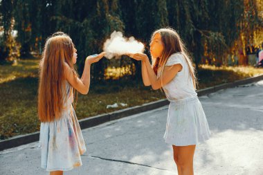 İki tatlı kız yaz parkında eğleniyor.