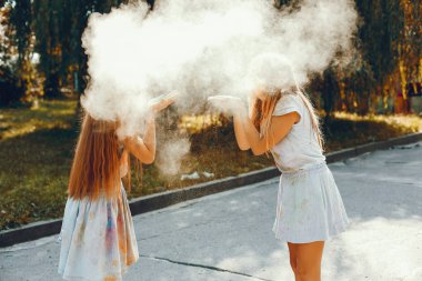 İki tatlı kız yaz parkında eğleniyor.